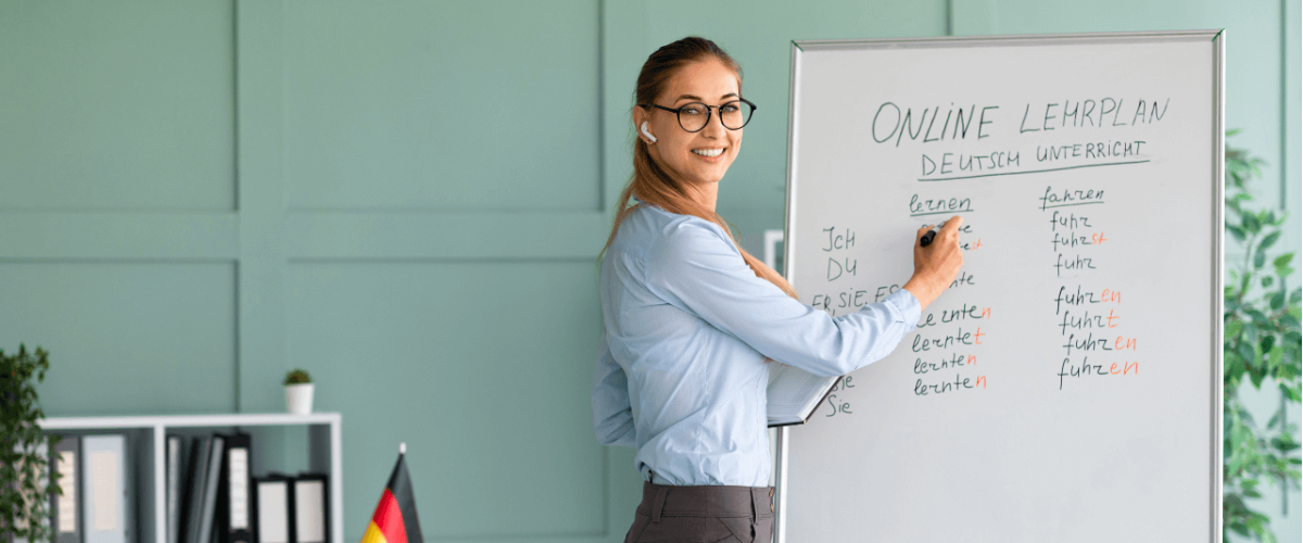 Immagine di un docente tedesco che spiega la regola degli articoli nella lingua tedesca, con una lavagna che mostra esempi pratici di articoli determinativi e indeterminativi, evidenziando le differenze tra der, die, das e un, eine."